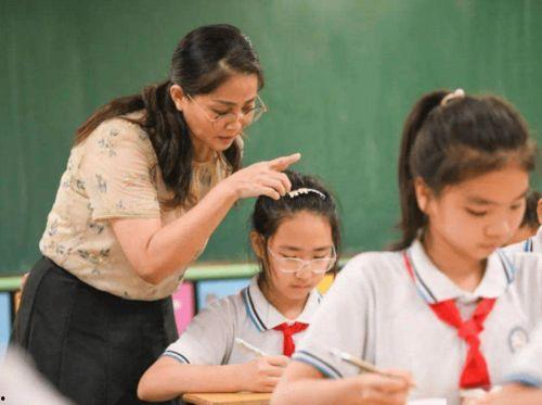 父母热门话题,热门话题下的育儿智慧与挑战